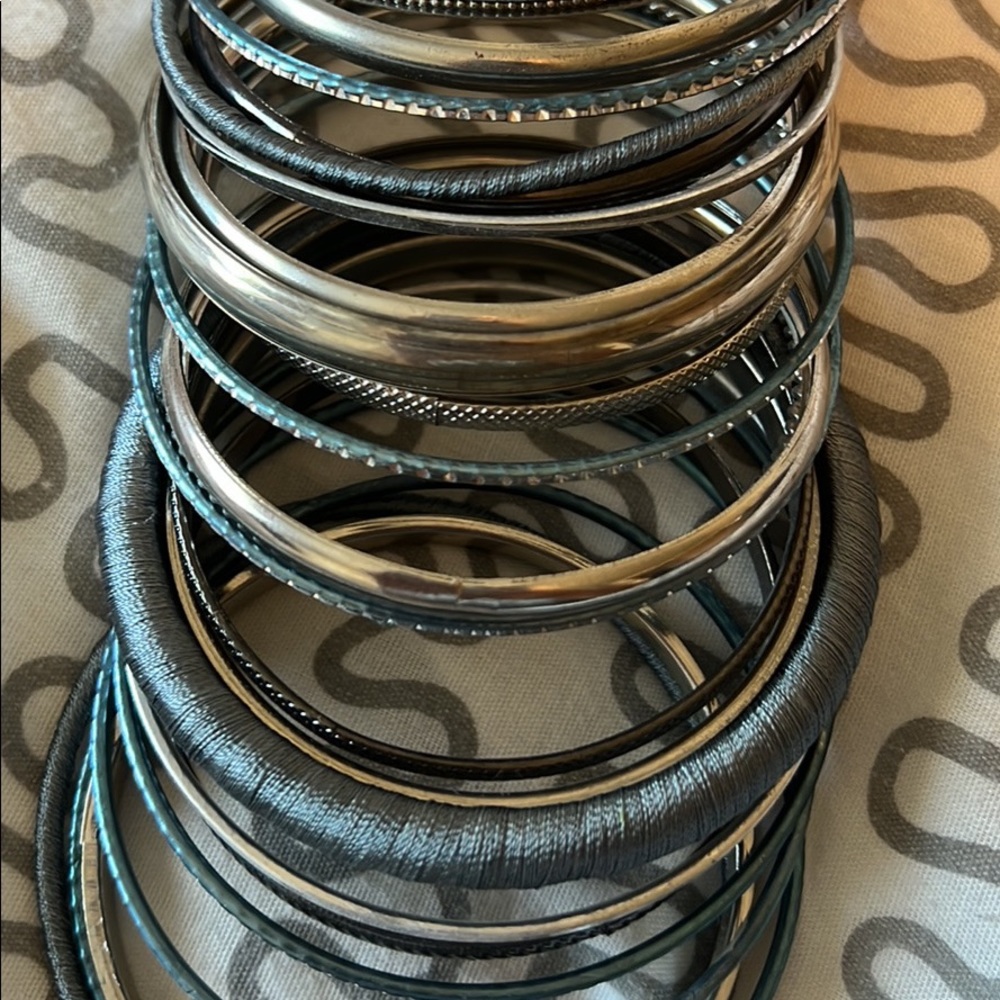 Many different bracelets - Picture 4 of 6